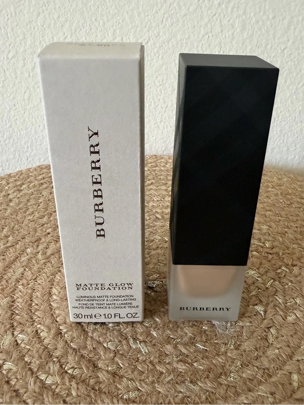 Burberry Matte Glow Foundation Deep Warm No. 90